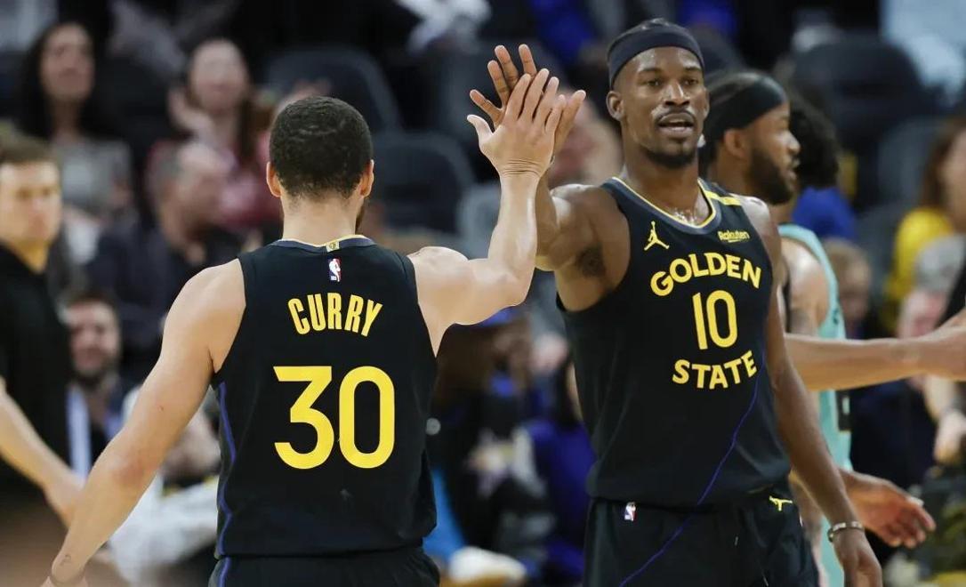 西蒙斯上场了吗